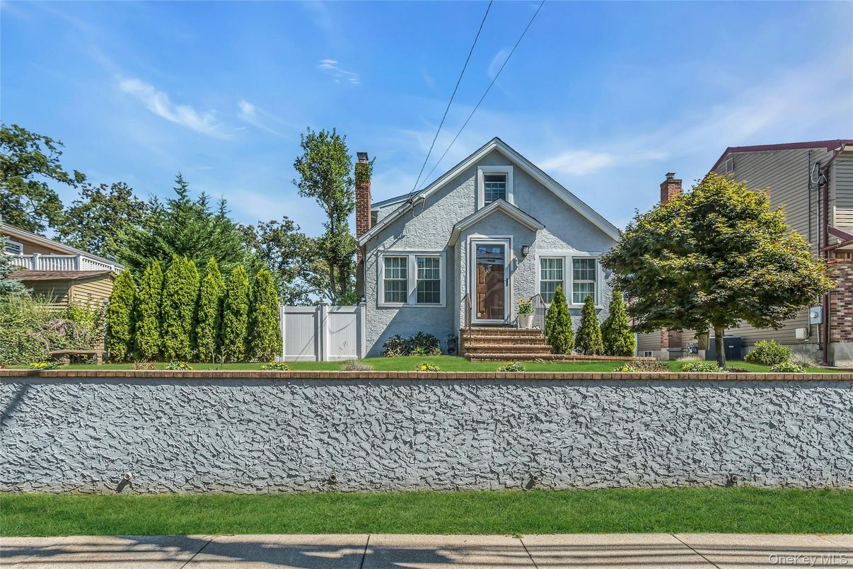 Exterior, Facade, Queen Anne Victorian