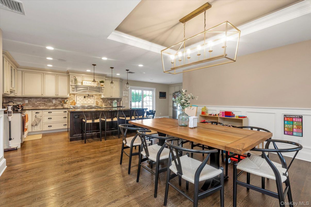 Dining room, Interior, Kitchen, Pendant Lights, Recessed Lighting, Wood Texture Flooring