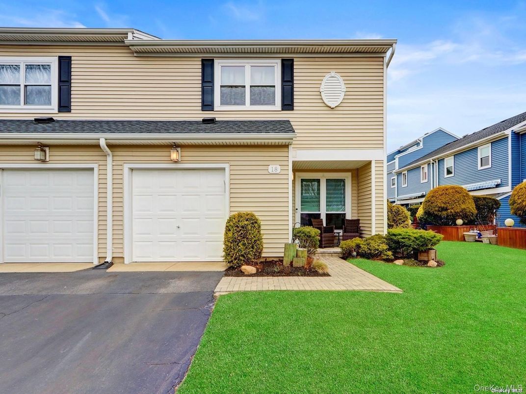 Attached, Exterior, Facade, Rowhouse