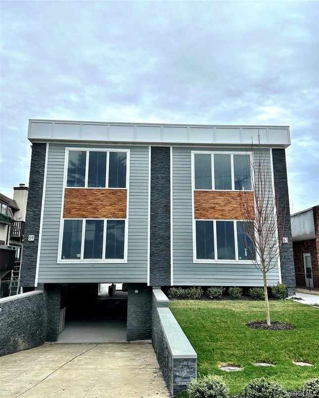 Exterior, Facade, Modern