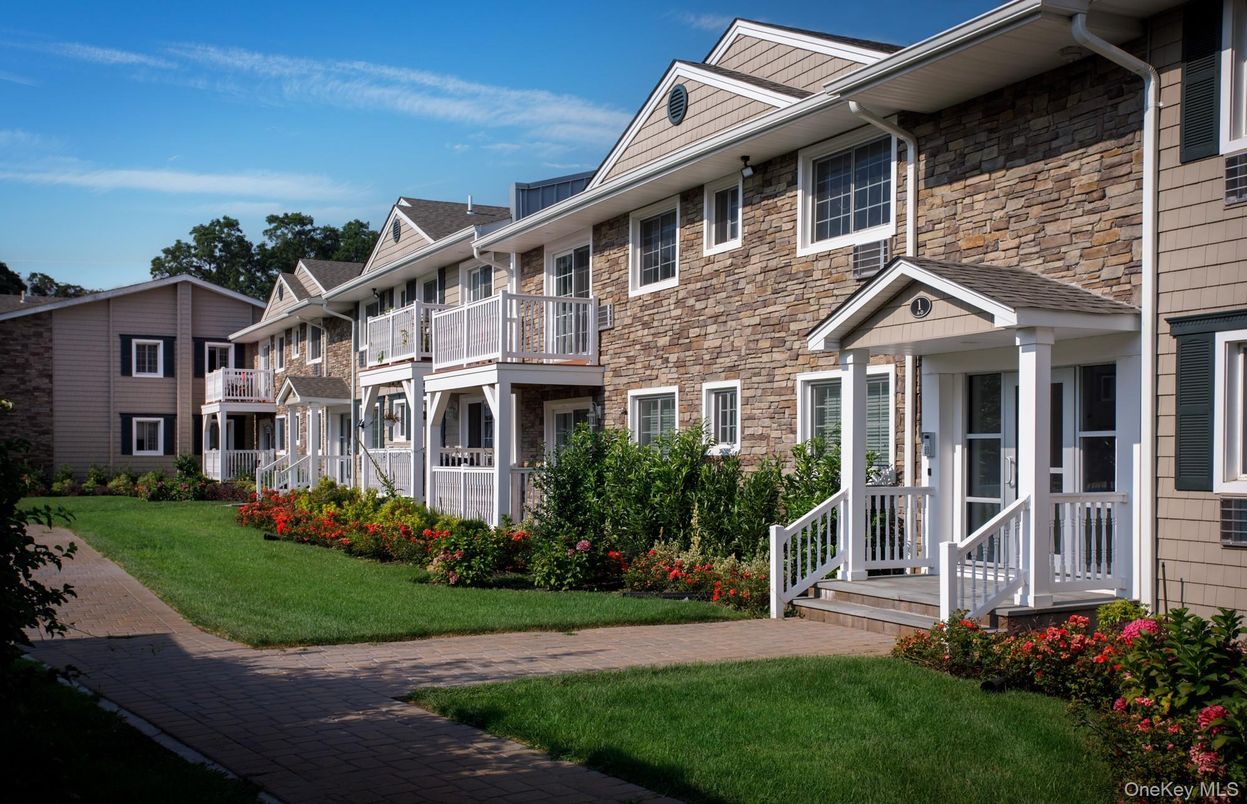 Exterior, Facade, American Foursquare