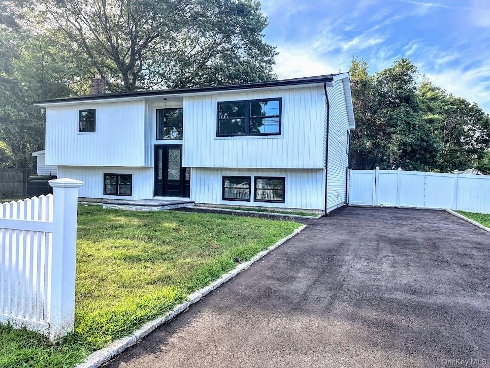 Backyard, Exterior, Facade, Raised Ranch