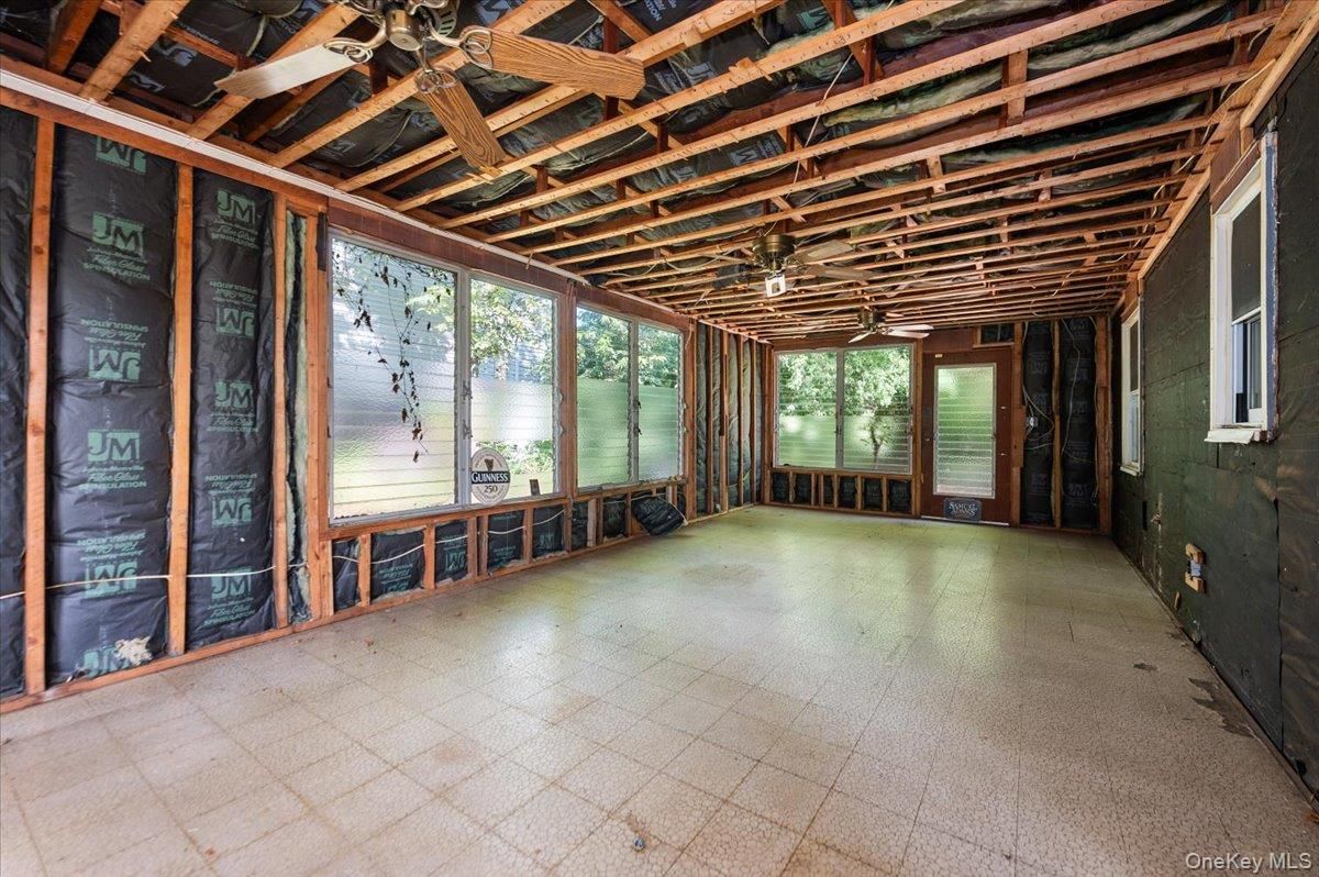 Empty room, Interior, Sun Room, Wooden Beams