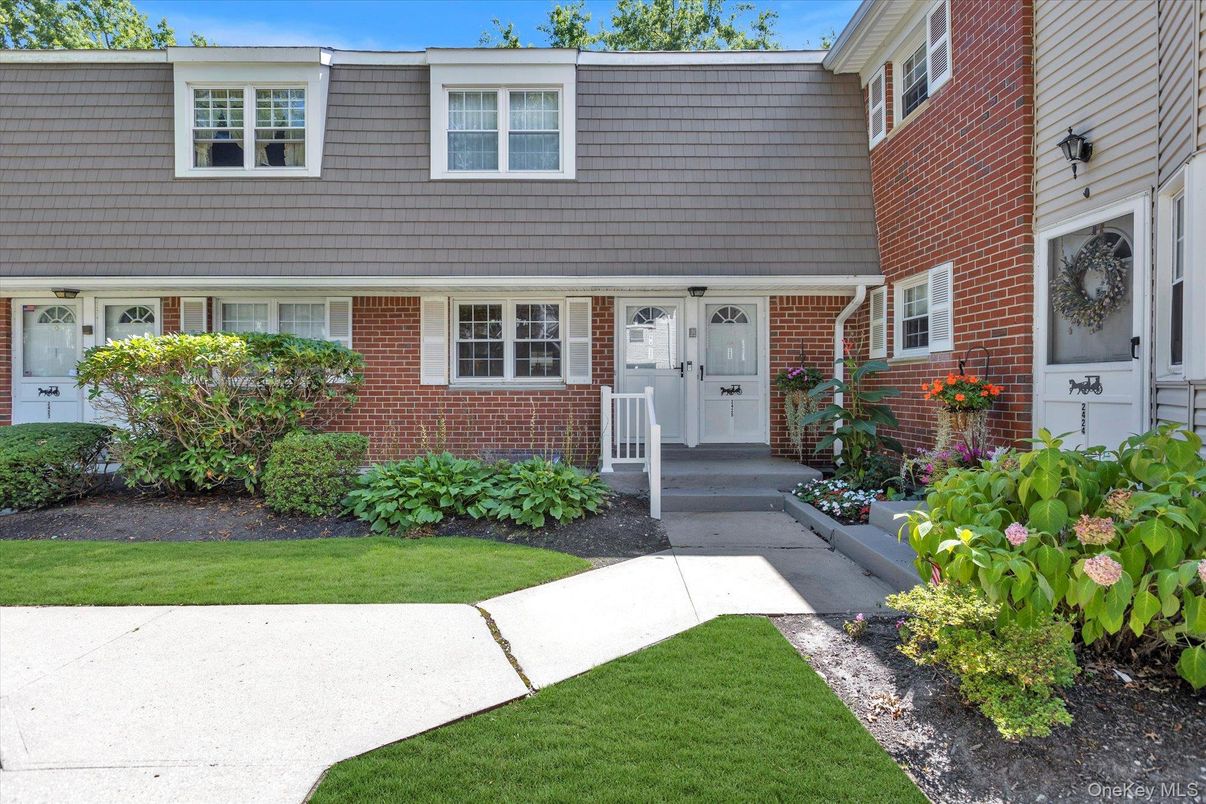Exterior, Facade, Brick Facade, Cape Cod