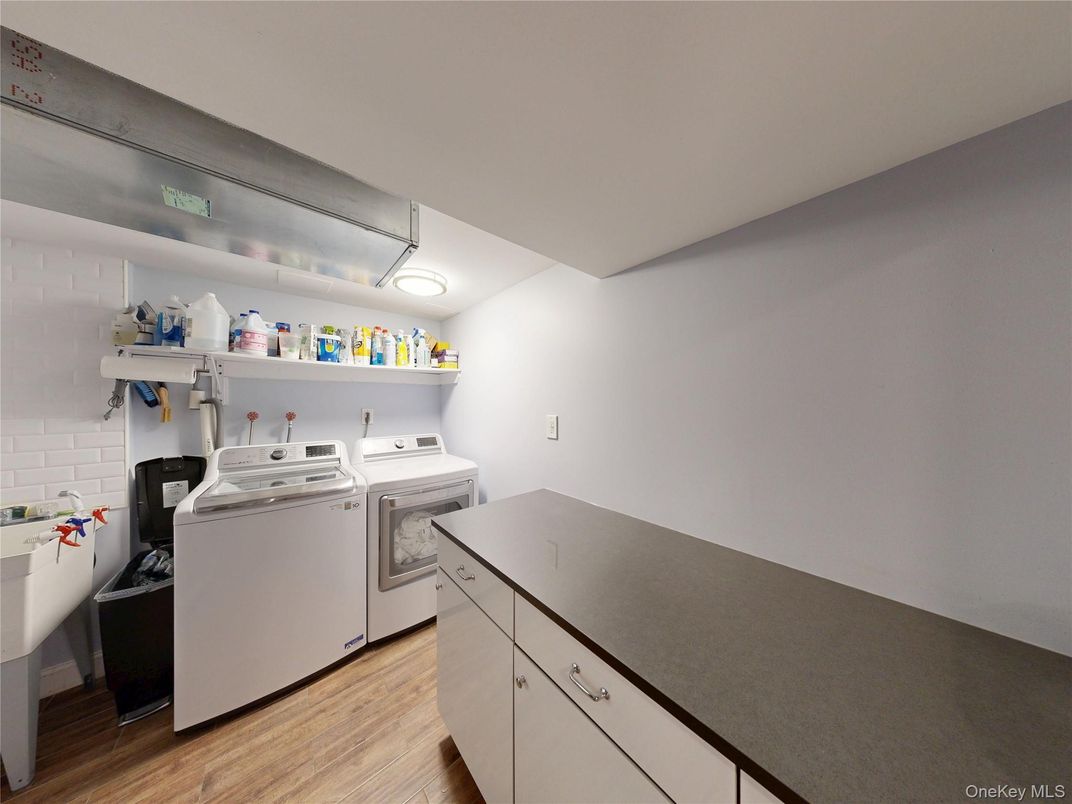 Interior, Washer, Wood Texture Flooring