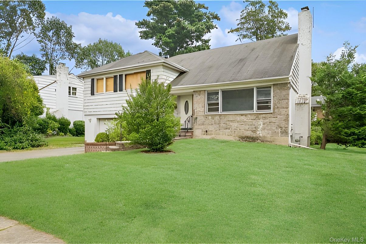 Attached, Exterior, Facade, Split Level