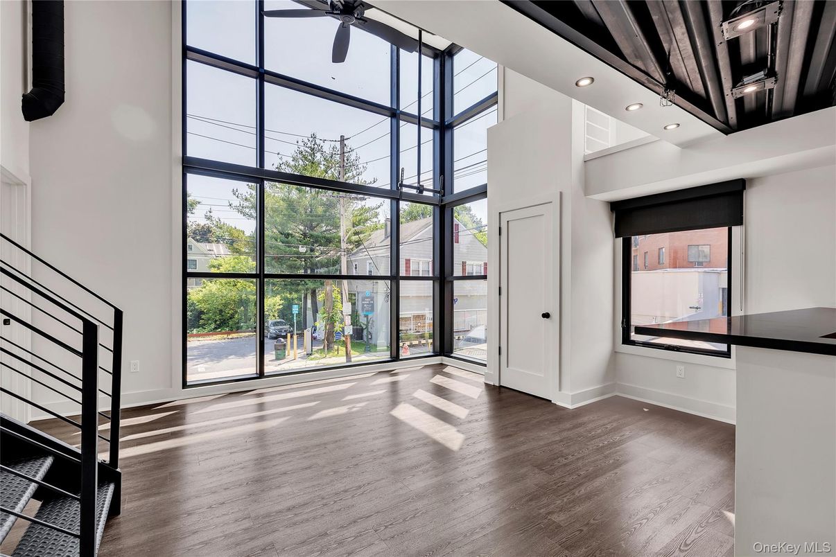 Interior, Recessed Lighting, Sun Room, Wood Texture Flooring
