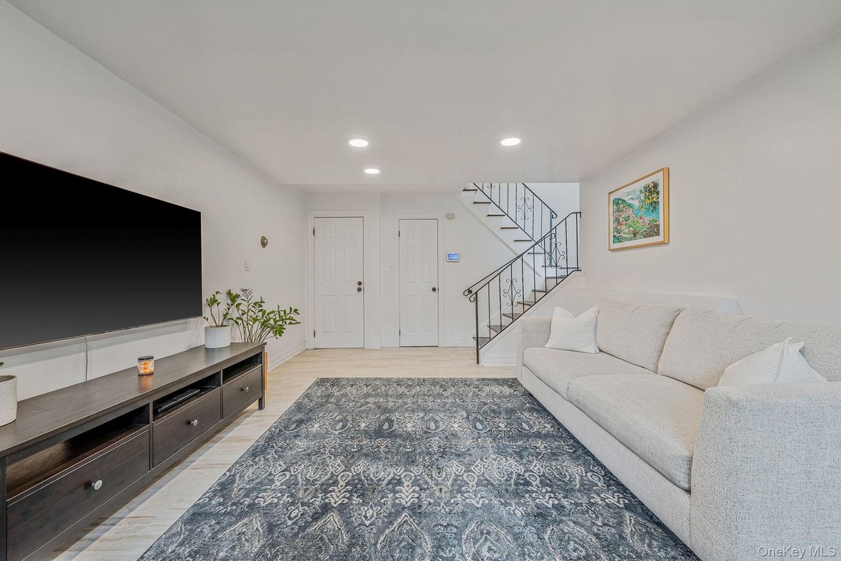Interior, Living room, Recessed Lighting, Wood Texture Flooring