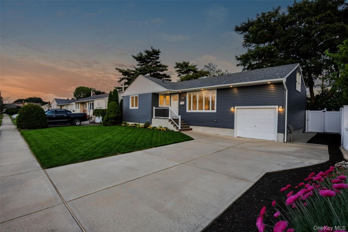 Attached, Exterior, Facade, Cape Cod