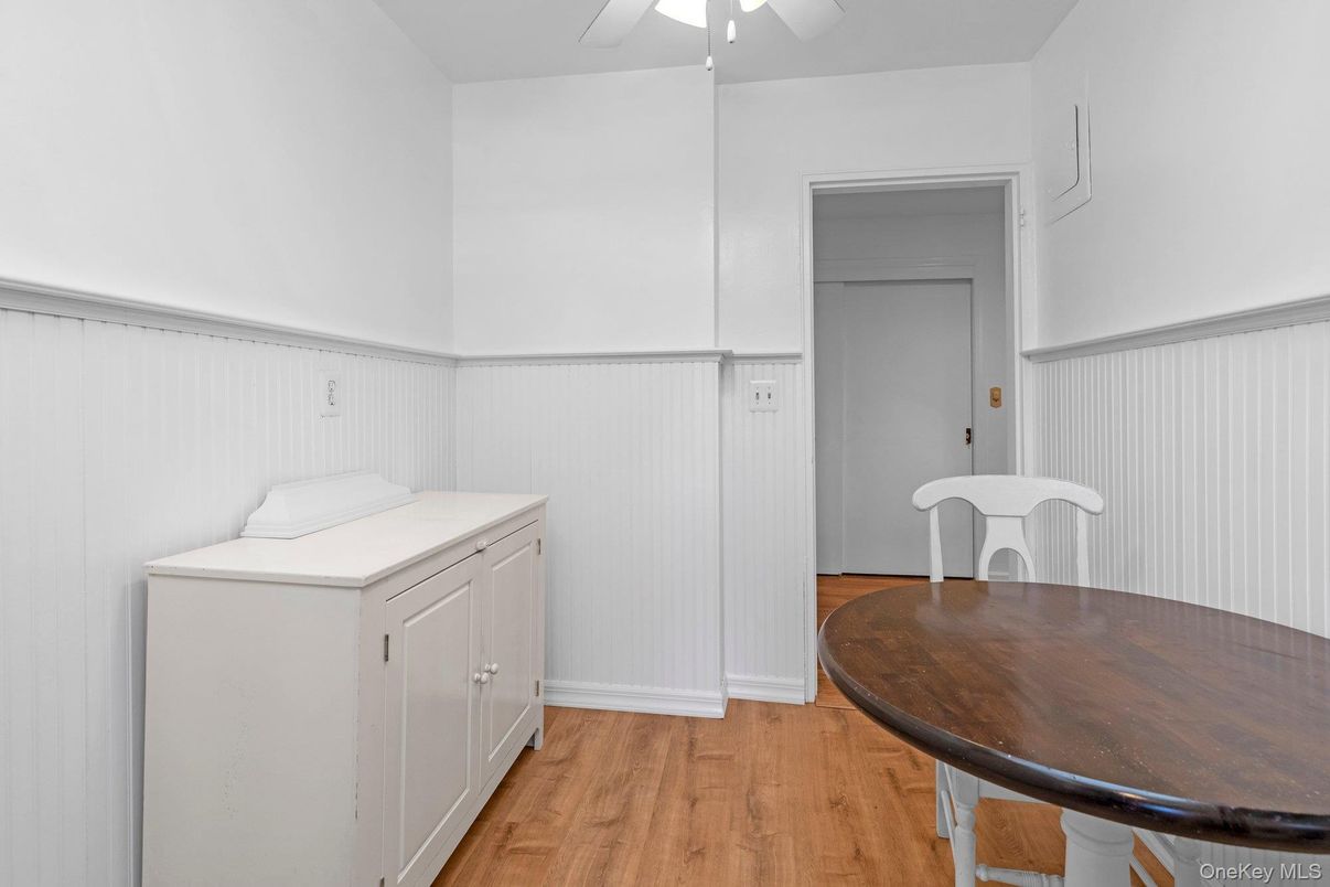 Interior, Washer, Wood Texture Flooring