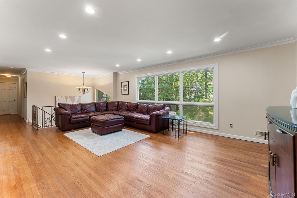 Interior, Living room, Pendant Lights, Recessed Lighting, Wood Texture Flooring