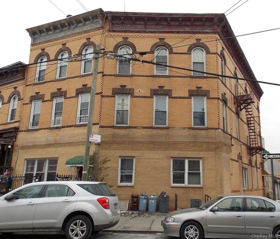 Exterior, Facade, Brick Facade, Rowhouse