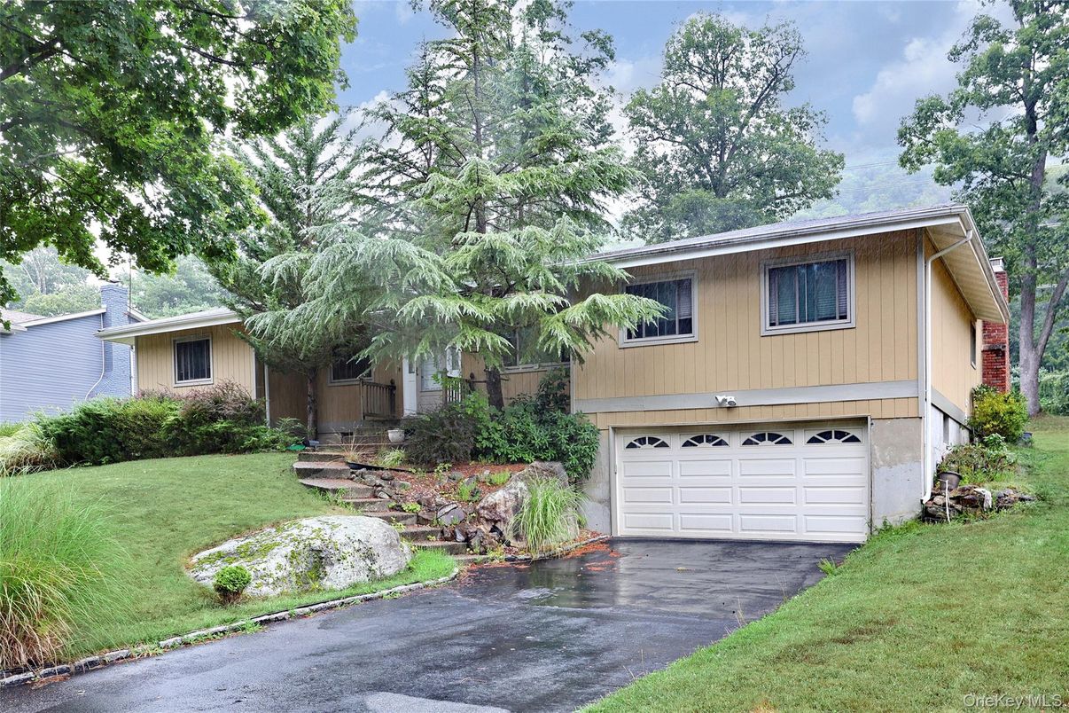 Attached, Exterior, Facade, Raised Ranch