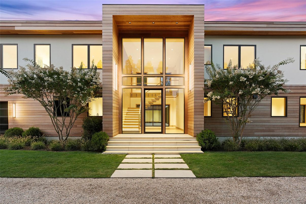 Exterior, Facade, Modern