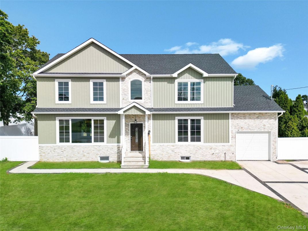 Attached, Exterior, Facade, Farmhouse