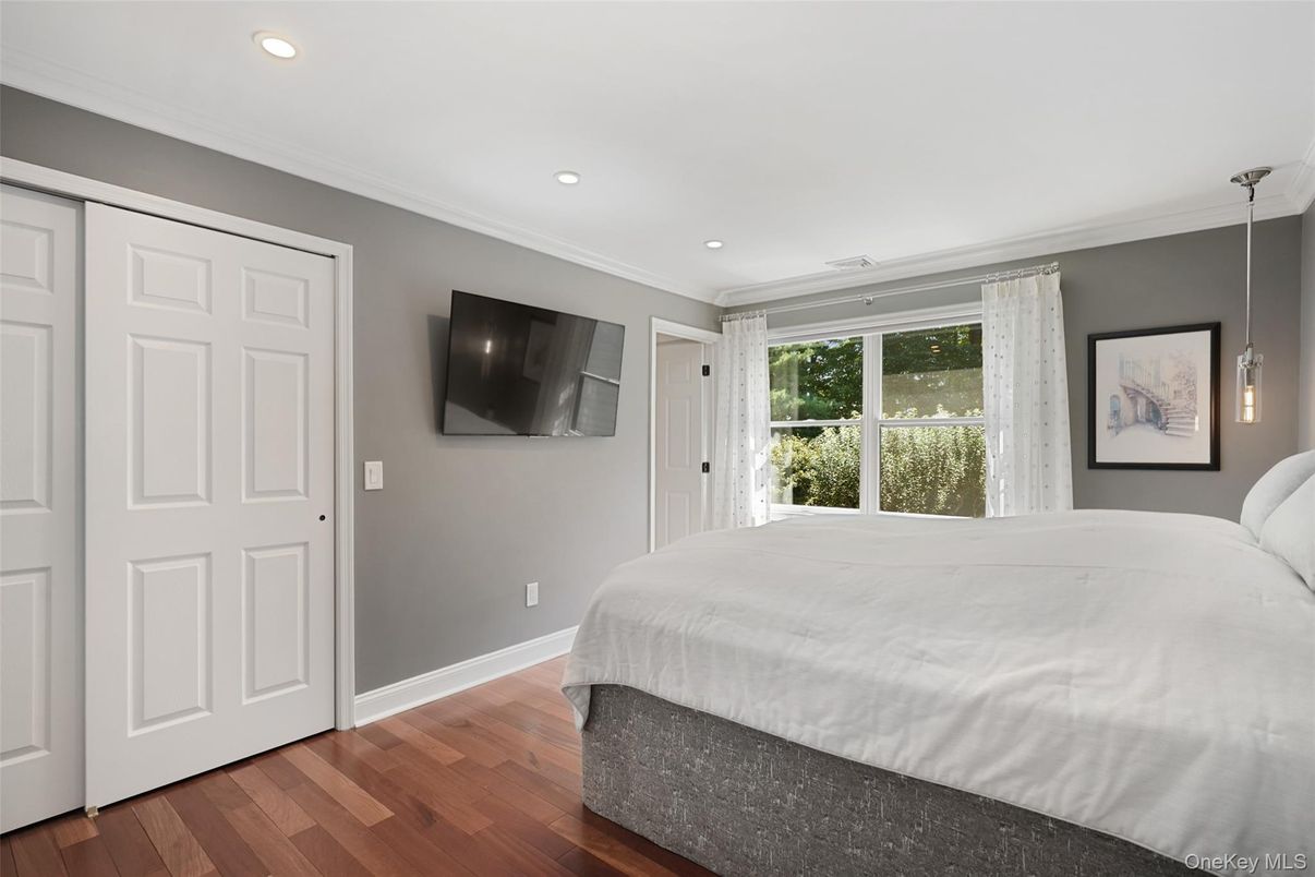 Bedroom, Interior, Pendant Lights, Recessed Lighting, Wood Texture Flooring