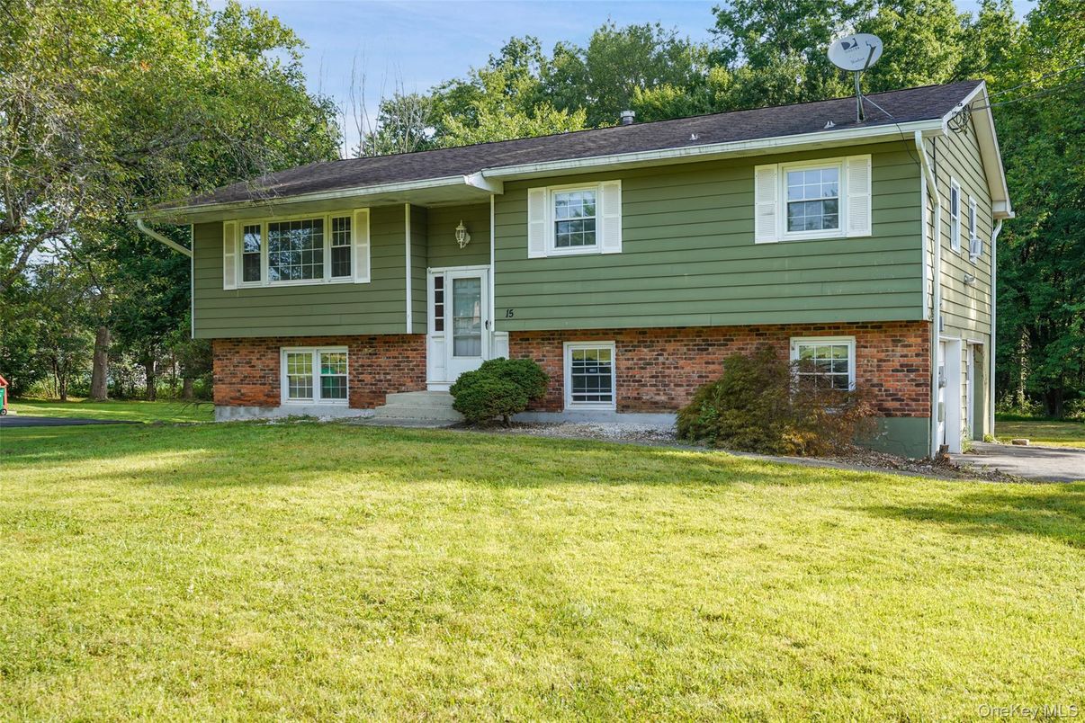Attached, Exterior, Facade, Brick Facade, Raised Ranch