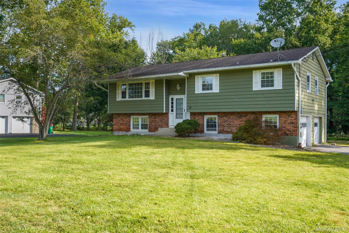 Attached, Exterior, Facade, Brick Facade, Raised Ranch