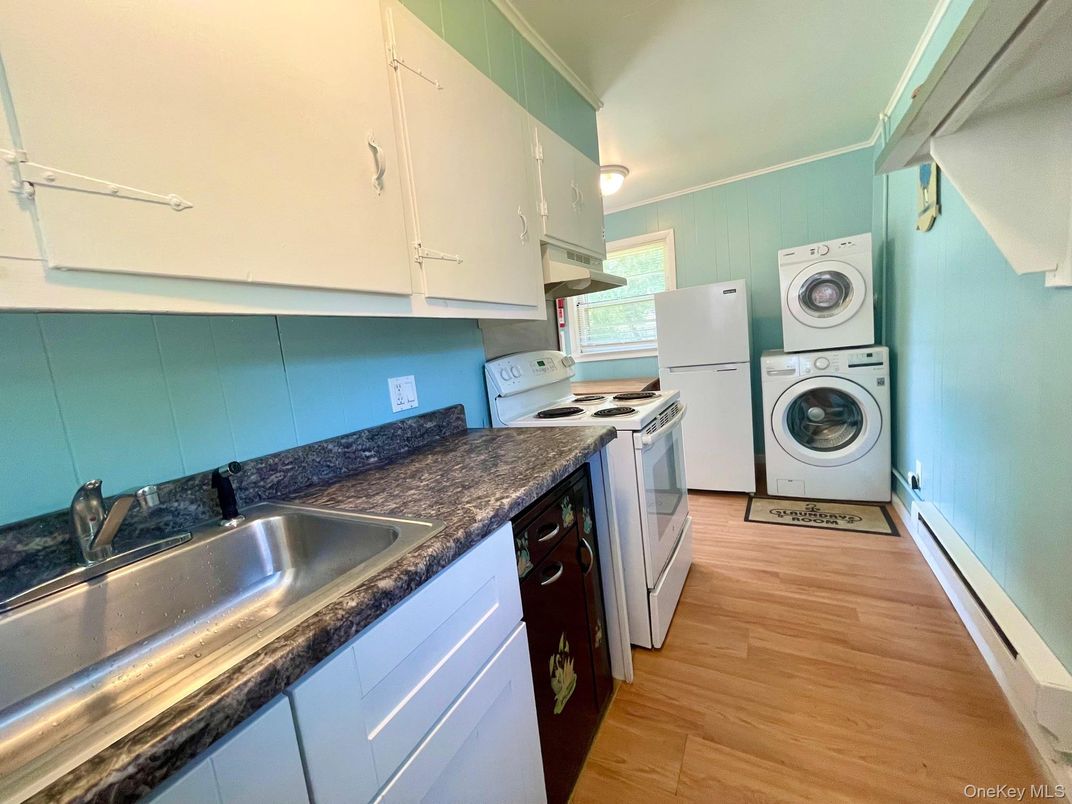 Interior, Kitchen, Washer, Wood Texture Flooring