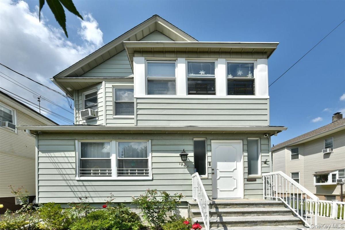 Exterior, Facade, American Foursquare