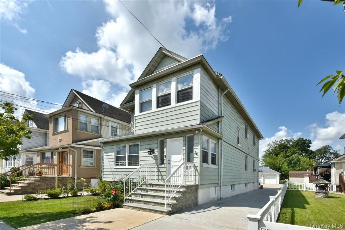 Exterior, Facade, Queen Anne Victorian
