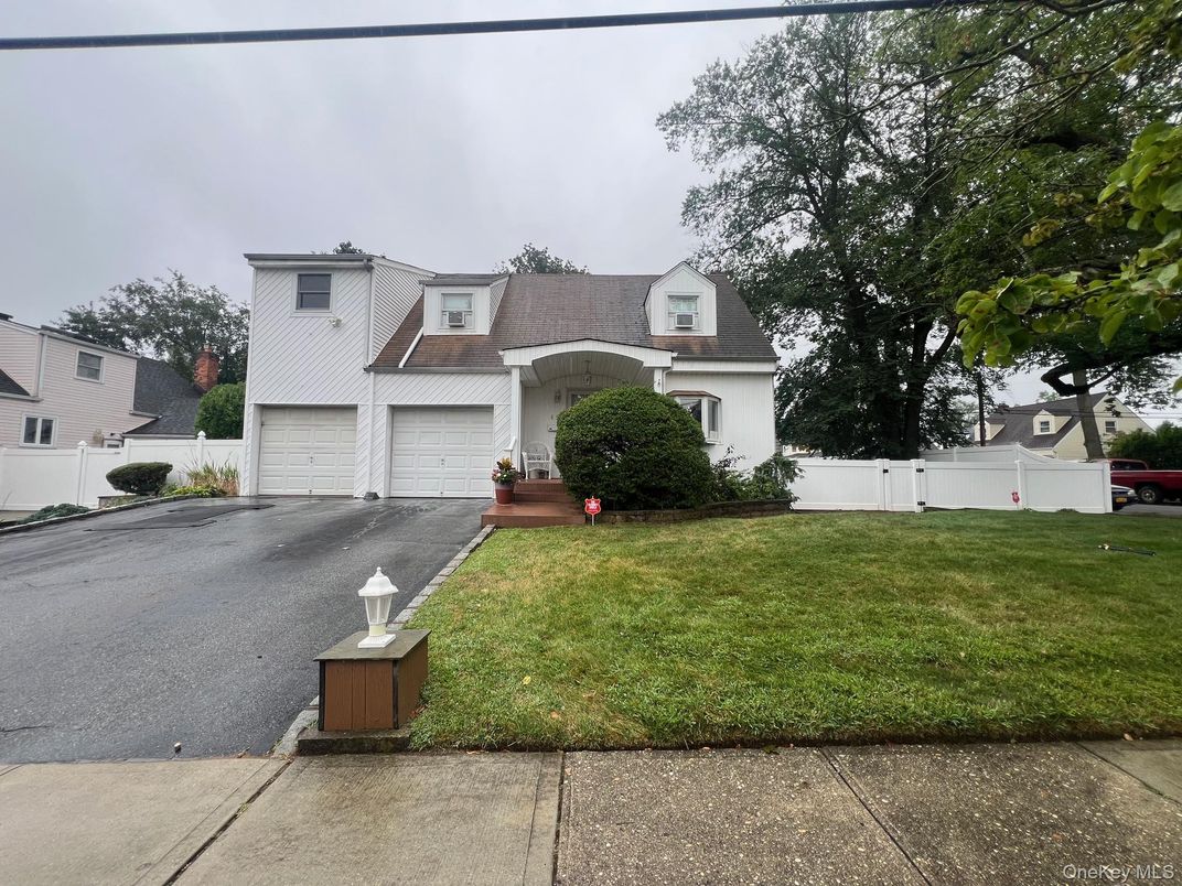 Attached, Exterior, Facade, Cape Cod