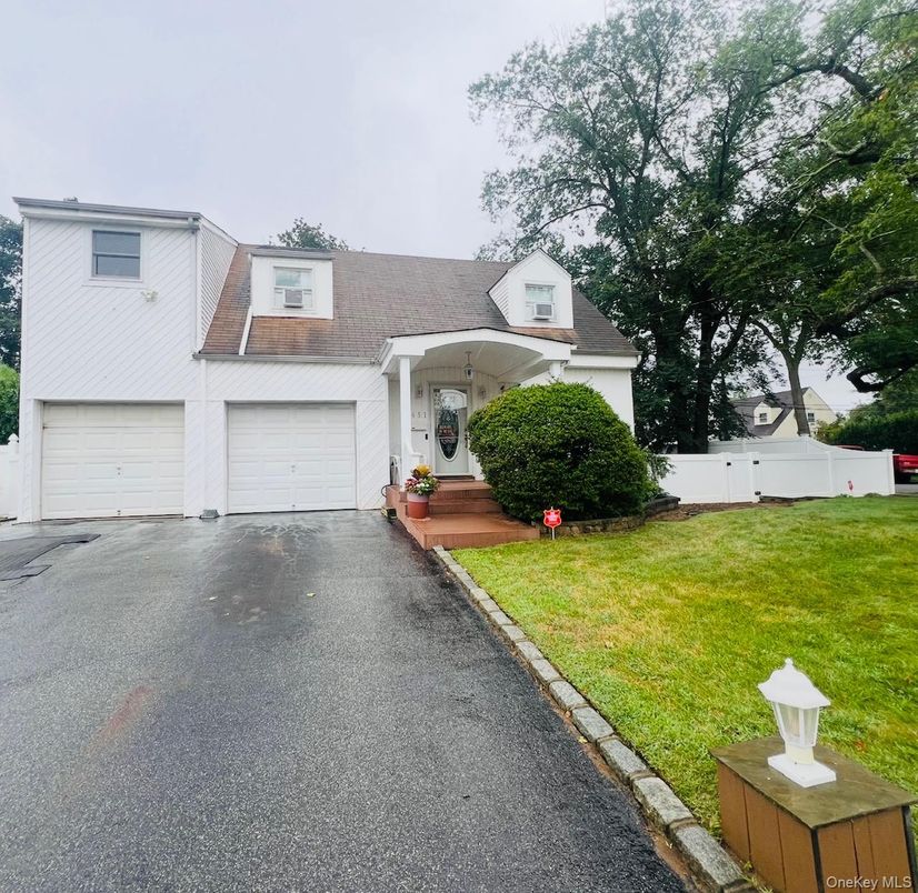 Attached, Exterior, Facade, Cape Cod