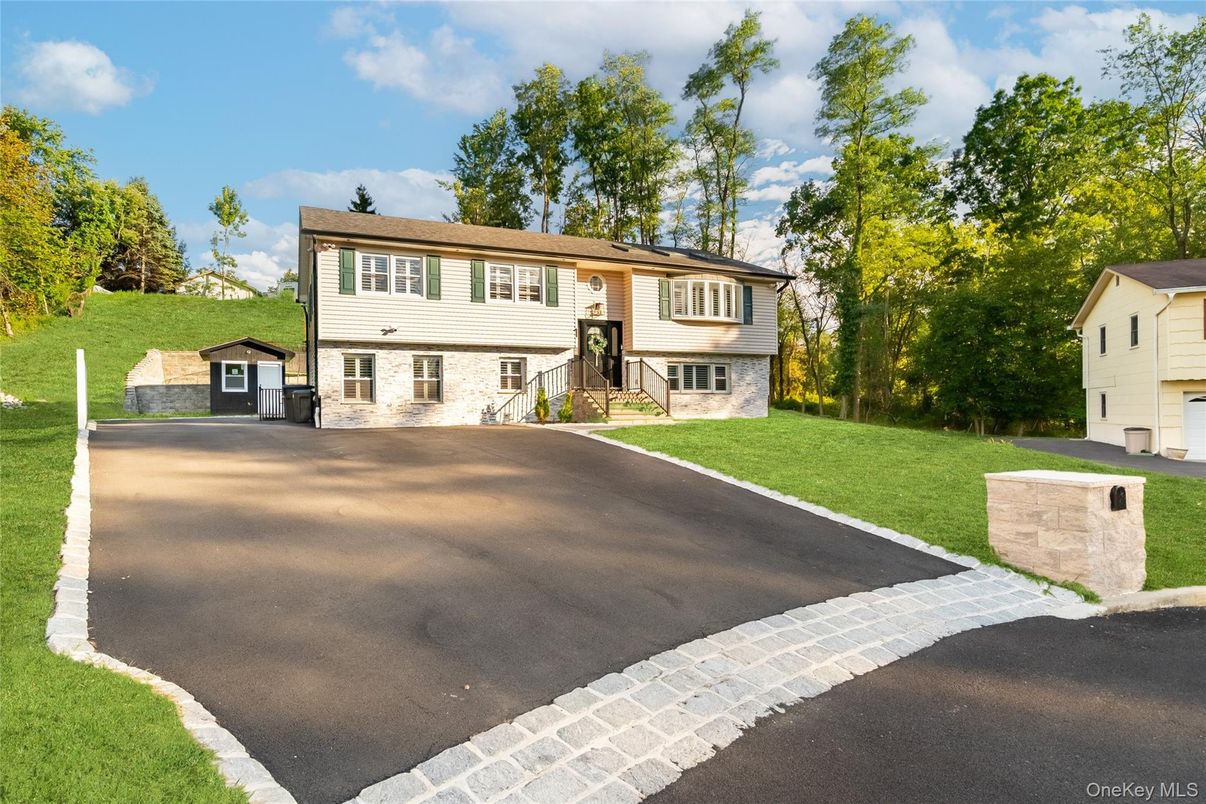 Backyard, Exterior, Facade, Raised Ranch