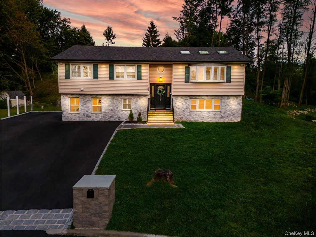 Exterior, Facade, Raised Ranch