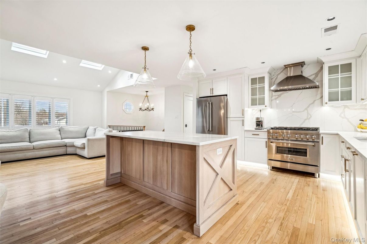 Interior, Kitchen, Living room, Marble Walls, Pendant Lights, Recessed Lighting, Stainless Steel Appliances, Wood Texture Flooring