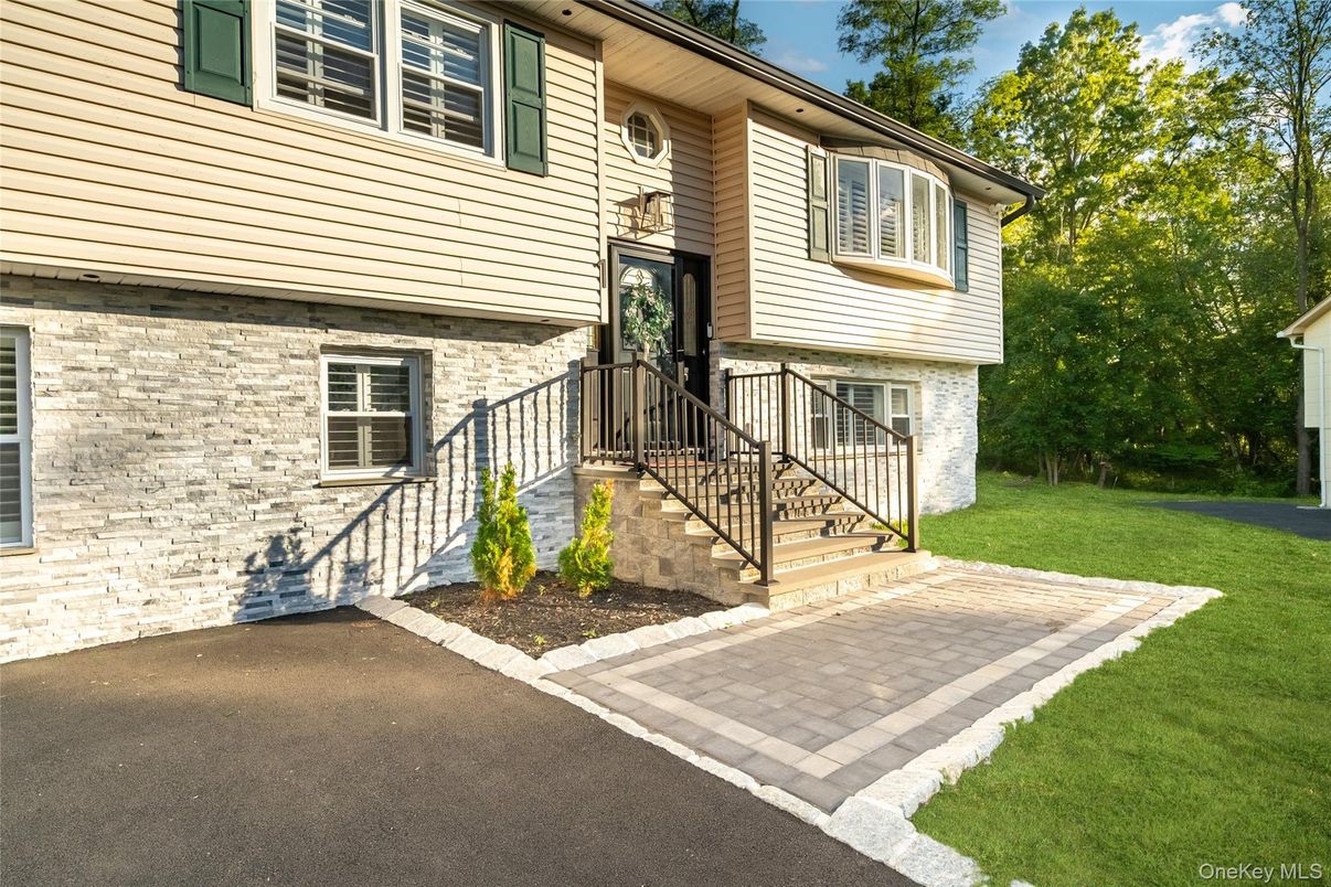 Exterior, Facade, Raised Ranch