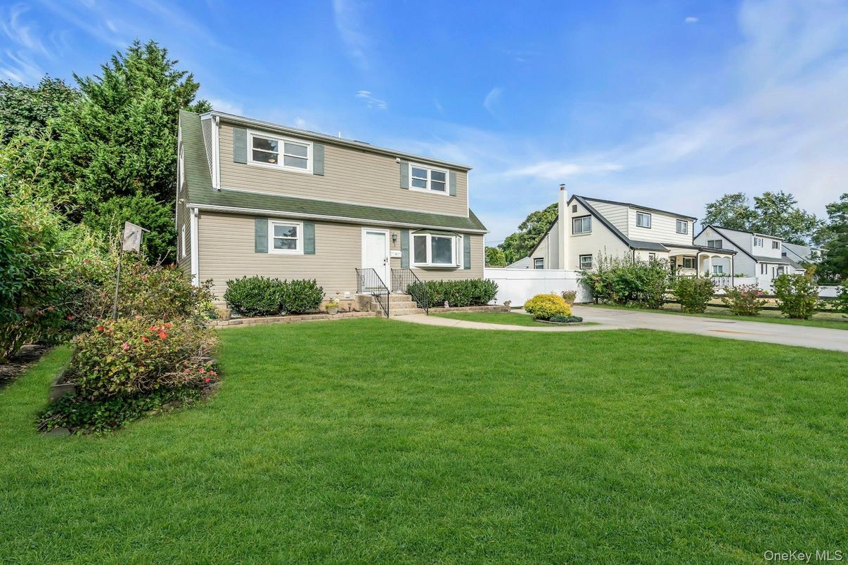 Backyard, Exterior, Facade, Split Level