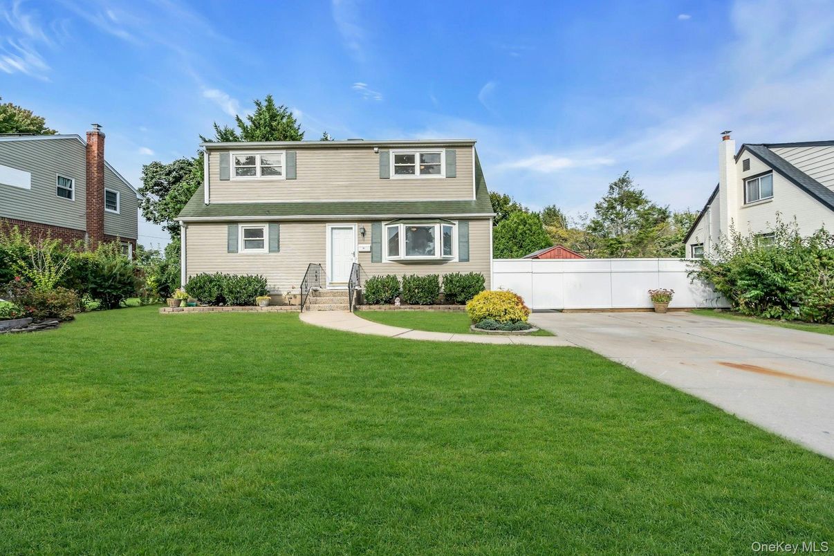 Backyard, Exterior, Facade, Split Level