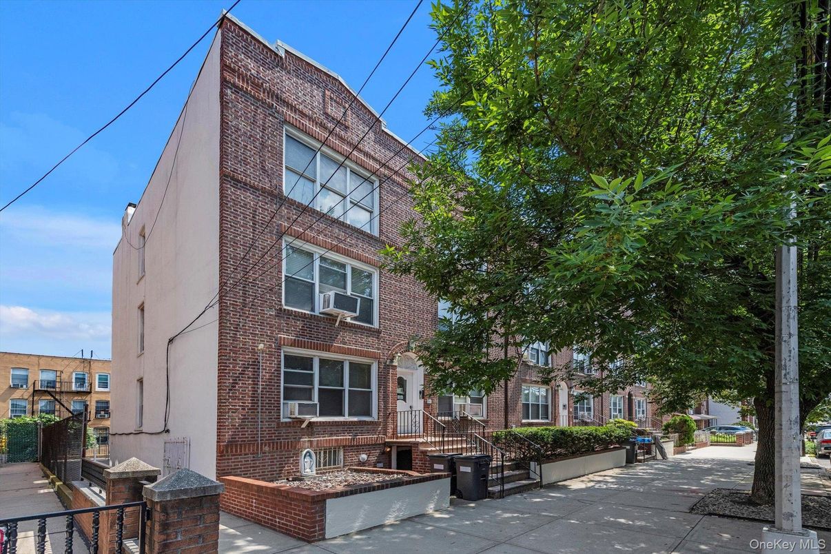 Exterior, Facade, Brick Facade, Rowhouse