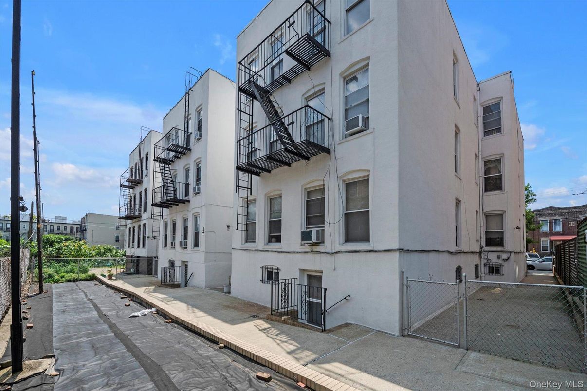 Exterior, Facade, Rowhouse