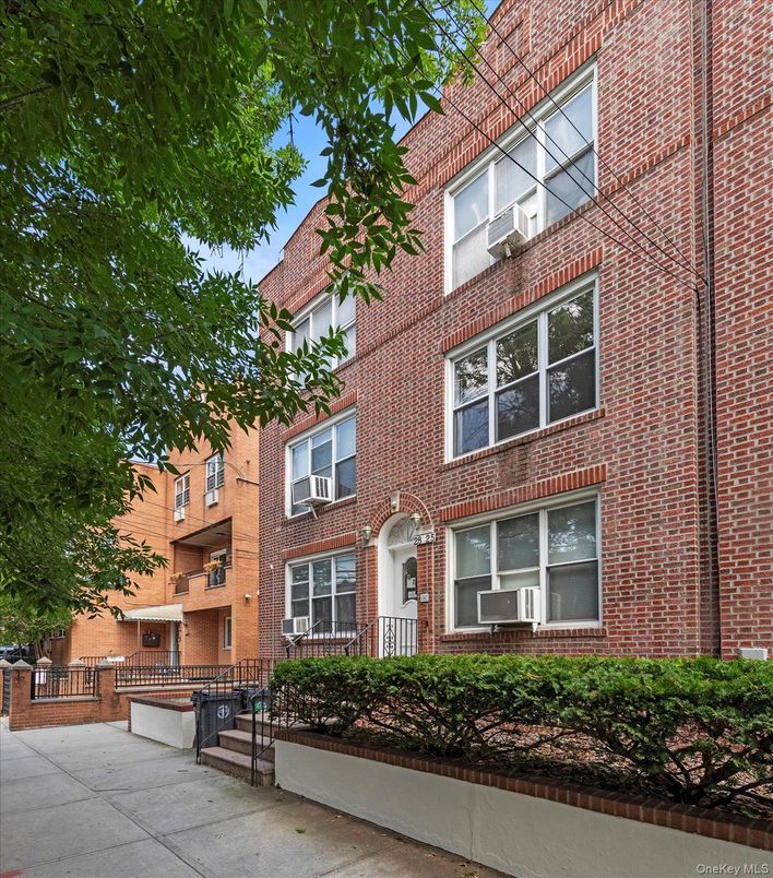Exterior, Facade, Brick Facade, Rowhouse