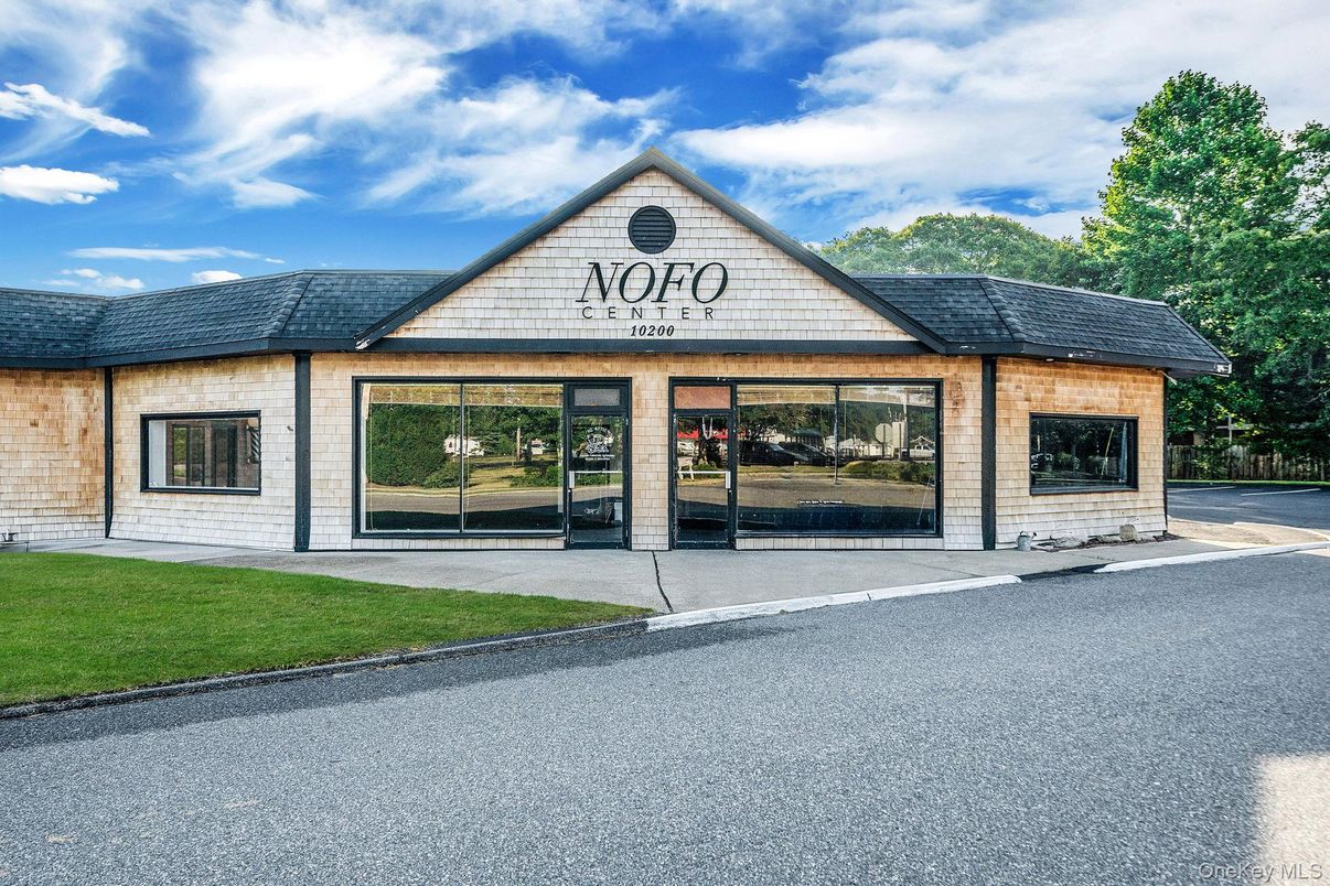 Exterior, Facade, Brick Facade, Ranch