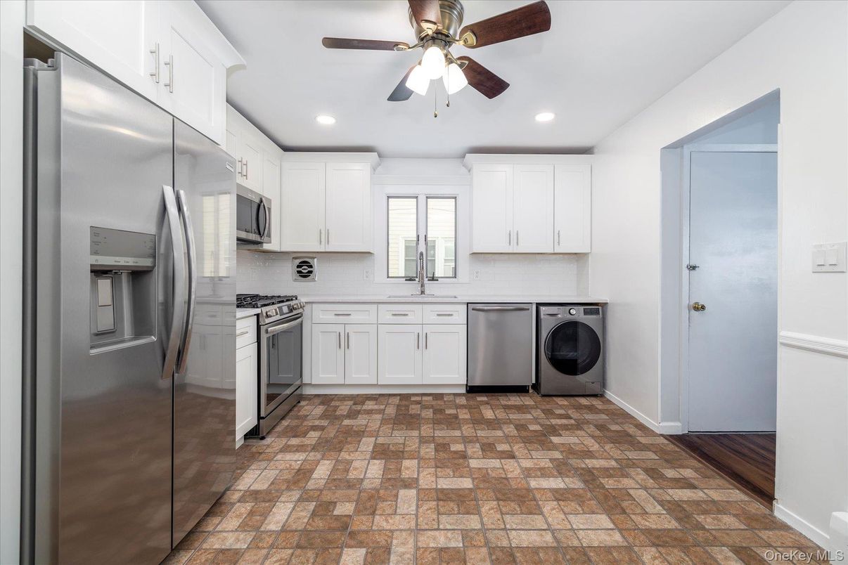 Interior, Kitchen, Recessed Lighting, Stainless Steel Appliances, Washer