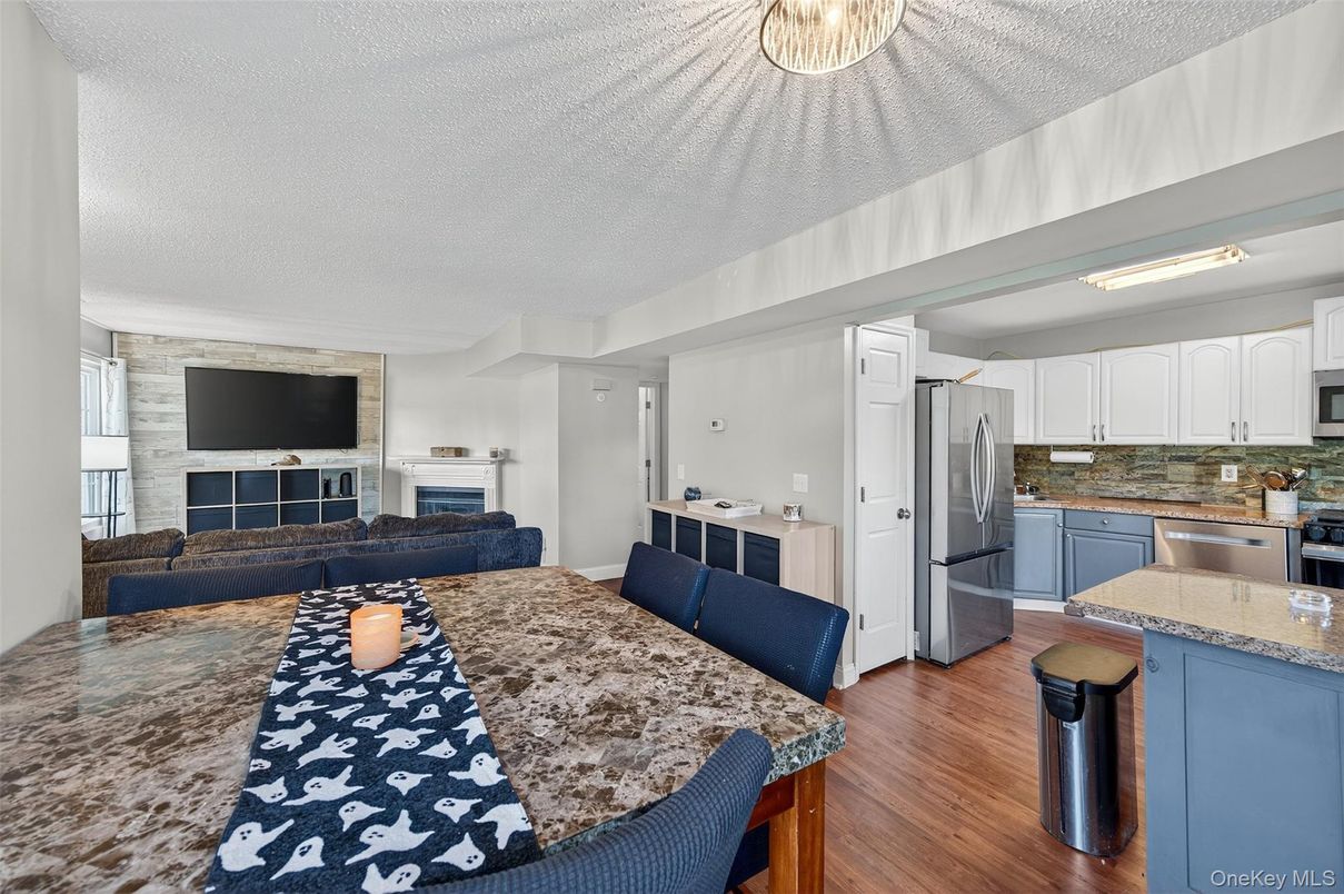 Dining room, Interior, Kitchen, Stainless Steel Appliances, Wood Texture Flooring