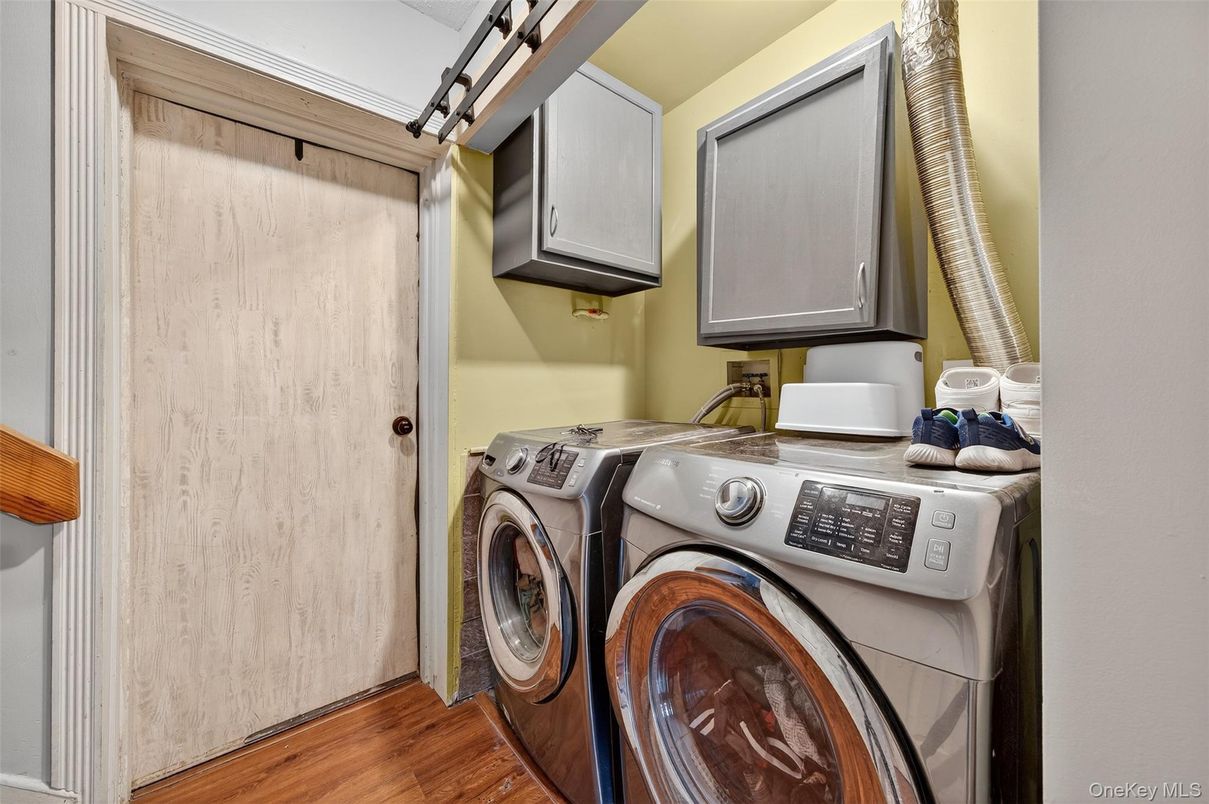 Interior, Washer, Wood Texture Flooring