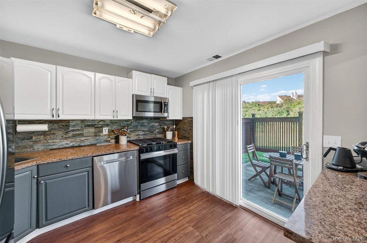 Dining room, Interior, Kitchen, Stainless Steel Appliances, Wood Texture Flooring