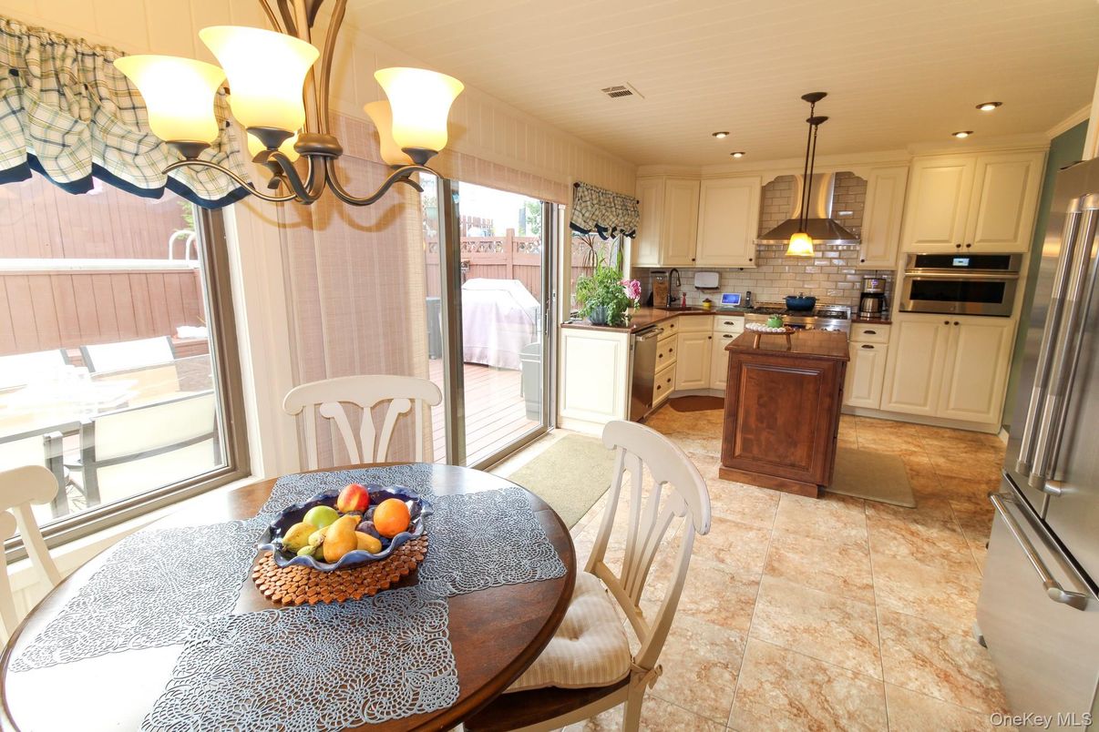 Dining room, Interior, Kitchen, Pendant Lights, Recessed Lighting, Stainless Steel Appliances
