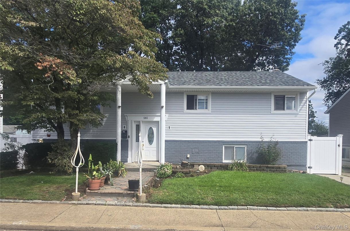 Exterior, Facade, Raised Ranch