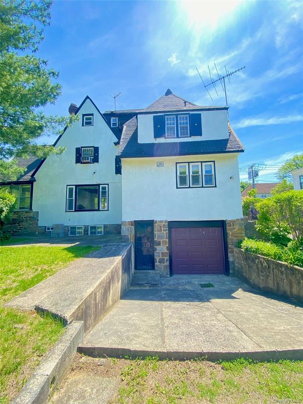 Attached, Exterior, Facade, Queen Anne Victorian