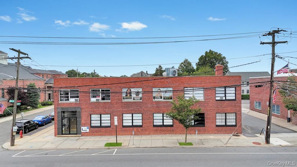 Exterior, Facade, Brick Facade, Rowhouse