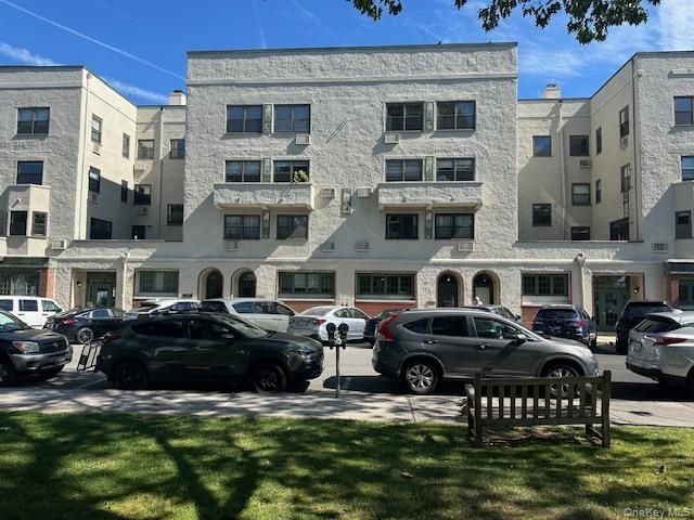 Exterior, Facade, Rowhouse