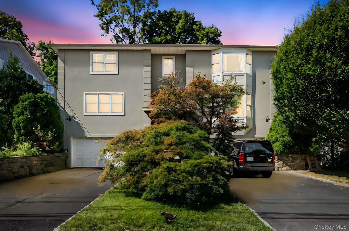 Attached, Exterior, Facade, Split Level