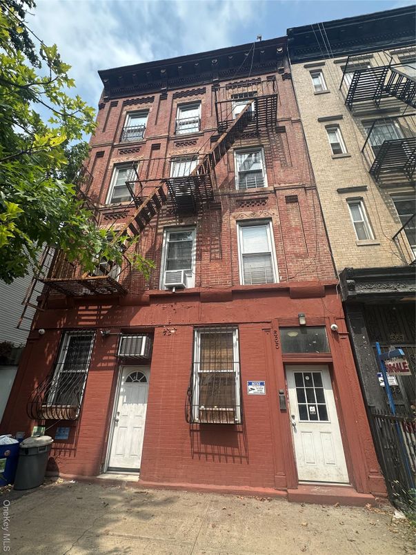 Exterior, Facade, Brick Facade, Rowhouse