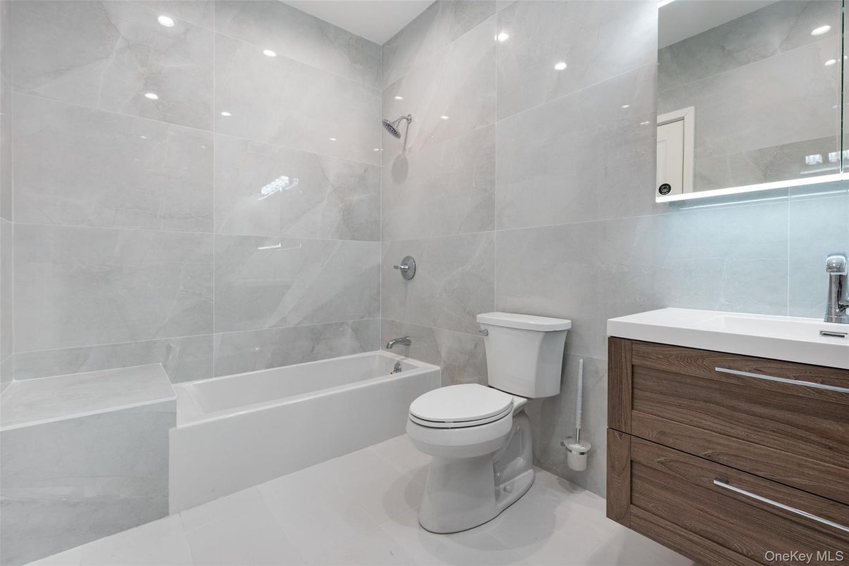 Bathroom, Interior, Recessed Lighting