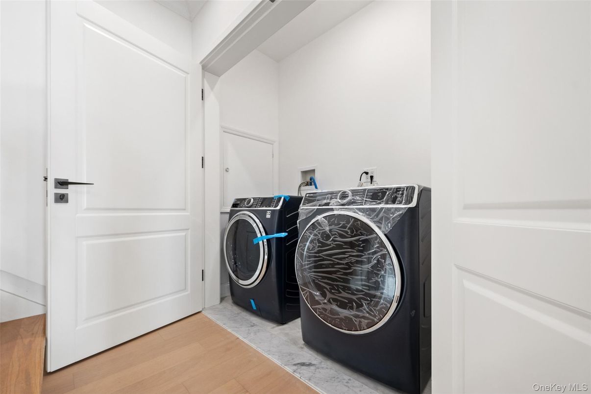 Interior, Washer, Wood Texture Flooring